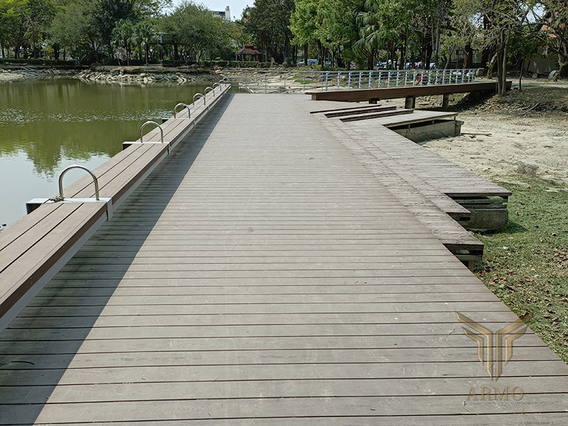 河邊塑木步道